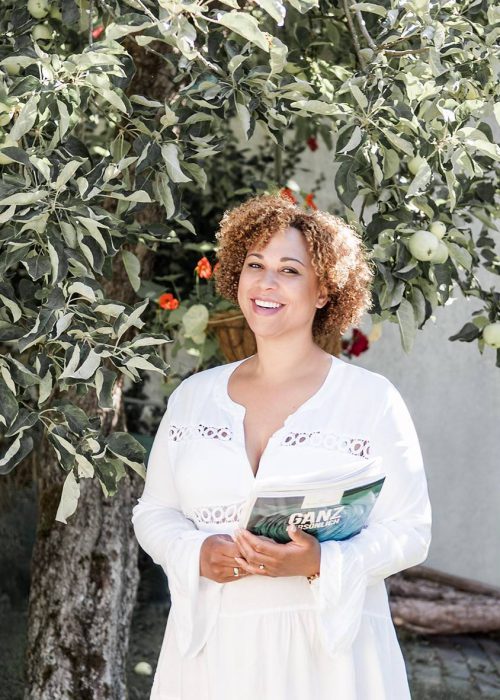 Portrait von Sarah unter einem Apfelbaum